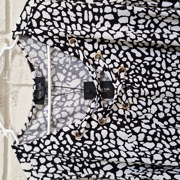 Arna York Black & White  Cold-Shoulder Criss/Cross Front Blouse. Size 30/32 NWT - Picture 2 of 9